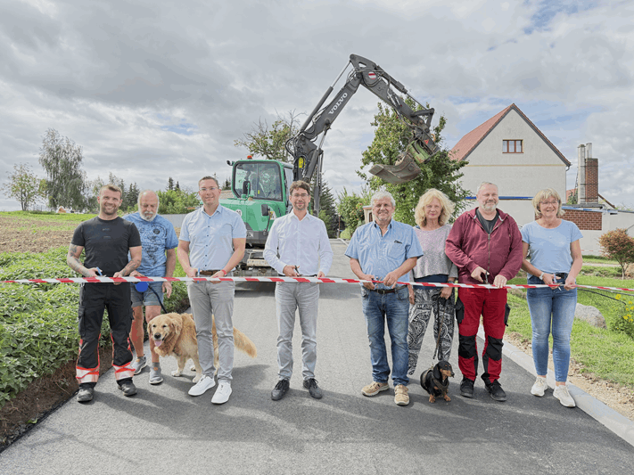 symbolischen Banddurchschnitt "An der Fasanerie" in Ehrenberg , von links nach rechts: Tom Zimmermann (Stadtverwaltung Altenburg), Stefan Seeger (Anwohner), Jens Köhler (Baufirma ATS), Oberbürgermeister André Neumann, Ortsteilbürgermeister Ehrenberg Jörg Wenzel, Veronika Michaelis (Anwohnerin), Jens Neuwirth (Stadtverwaltung Altenburg) und Christine Tschorn (Stadtverwaltung Altenburg).( Foto: Tino Scharschmidt)