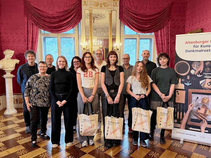 Restaurierungsteam der Altenburger Museen und von pons asini mit den Jahrespraktikantinnen 2026/27 (Jahrespraktikantinnen vordere Reihe v. r. n. l.: Hedwig Becker, Felizita Quenzel, Emma März, Oleksandra Hryshchenko) (Foto: Altenburger Museen)