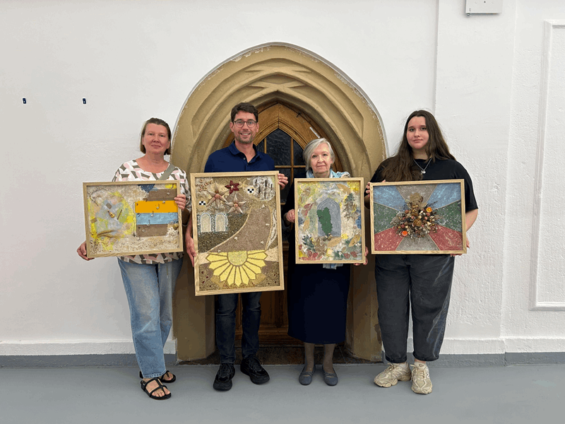 Bei der Übergabe der vier Kunstwerke an die Stadt Altenburg: Tochter, Oberbürgermeister André Neumann, Künstlerin Nelli Antonova und ihre Enkelin präsentieren jeweils eines der geschenkten Werke. (Foto: Marcel Schmidt)