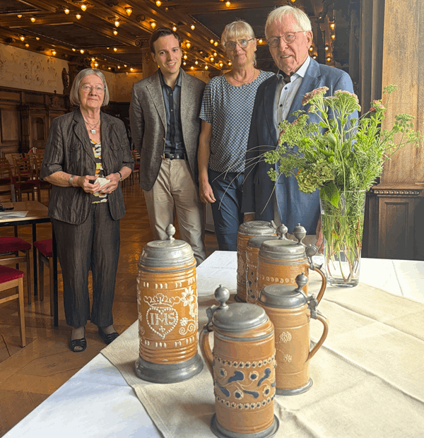 v. l. n. r.: Monika Kamprath, Vincent Rudolf, Beatrix Weinhold-Haucke und Karl-Ludwig Kamprath im Bachsaal des Residenzschlosses Altenburg bei der Schenkung der Perlkrüge an das Schlossmuseum Altenburg, (Foto: Lindenau-Museum Altenburg/Julia Wiehenstroth)