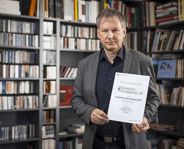 Klaus-Jürgen Kamprad mit dem Deutschen Verlagspreis 2026 (Foto: KampradMedia OHG)